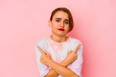 Genç Arap melez kadın iki seçenek arasında seçim yapmaya çalışıyor..