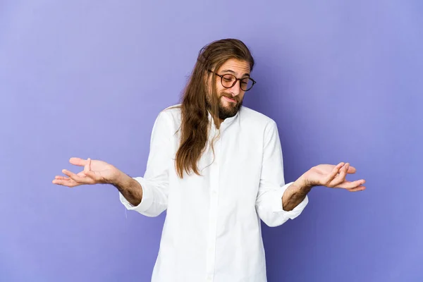 Hombre Joven Con Pelo Largo Mirada Dudando Encogiéndose Hombros Gesto —  Fotos de Stock