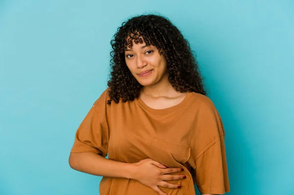 Joven Afroamericana Afro Mujer Aislada Toca Barriga Sonríe Suavemente Comer —  Fotos de Stock