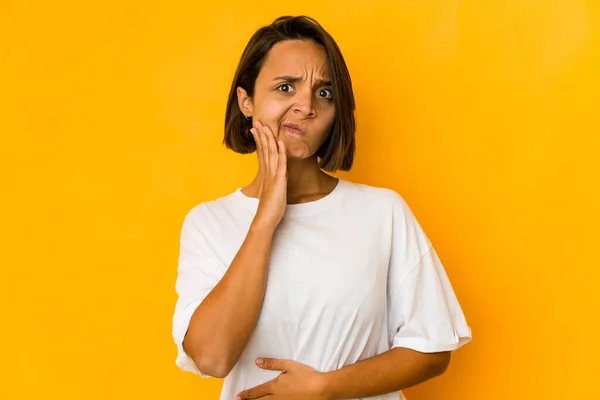 Jonge Spaanse Vrouw Geïsoleerd Gele Wangen Heeft Een Vermoeide Uitdrukking — Stockfoto