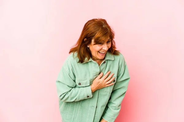 Mujer Caucásica Mayor Aislada Riendo Manteniendo Las Manos Corazón Concepto —  Fotos de Stock