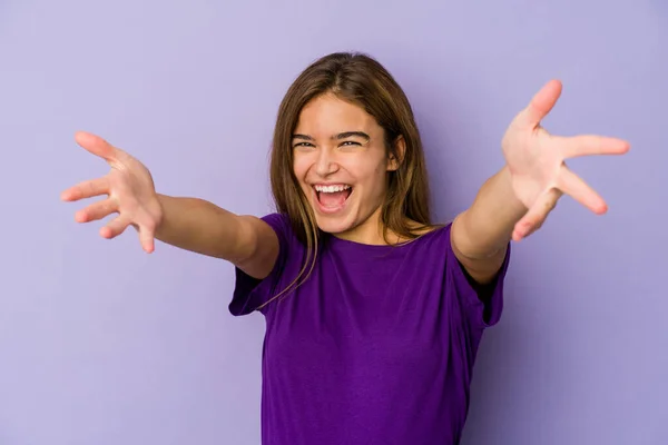 Giovane Ragazza Caucasica Magra Adolescente Sfondo Viola Sente Fiducioso Dando — Foto Stock