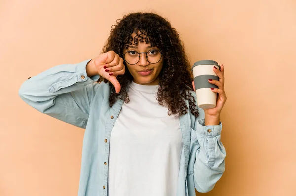 Joven Afroamericana Afro Mujer Sosteniendo Café Para Llevar Mostrando Gesto —  Fotos de Stock