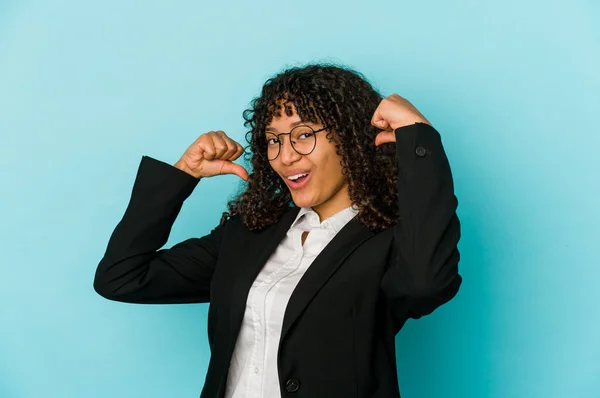 Ung Afrikansk Amerikansk Afro Kvinna Isolerad Känner Sig Stolt Och — Stockfoto