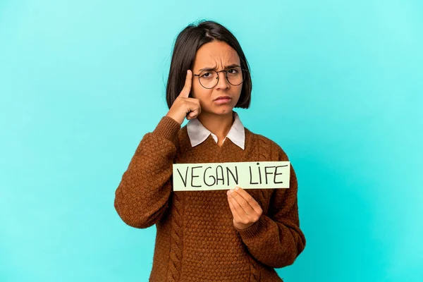 Mladá Hispánská Smíšená Rasová Žena Držící Veganský Plakát Ukazující Prstem — Stock fotografie