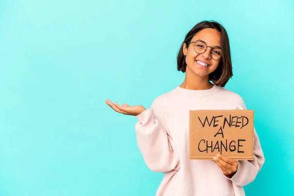 Joven Mujer Hispana Raza Mixta Sosteniendo Inspirador Mensaje Cambio Cartón —  Fotos de Stock