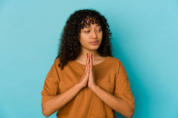 Jonge Afrikaans Amerikaanse Afro Vrouw Geïsoleerd Bidden Tonen Toewijding Religieuze — Stockfoto