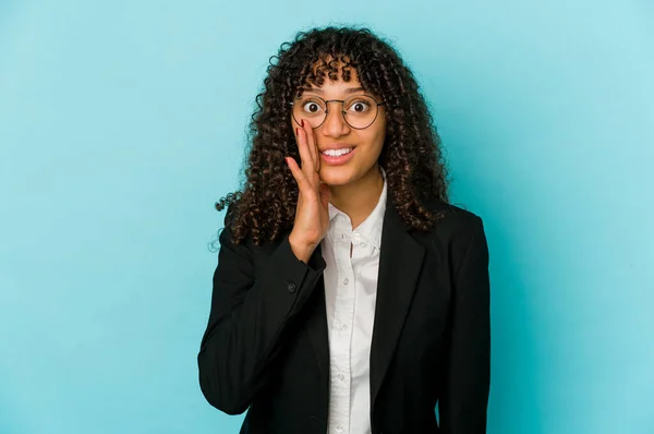 Ung Afrikansk Amerikansk Afro Kvinna Isolerade Skriker Högt Håller Ögonen — Stockfoto