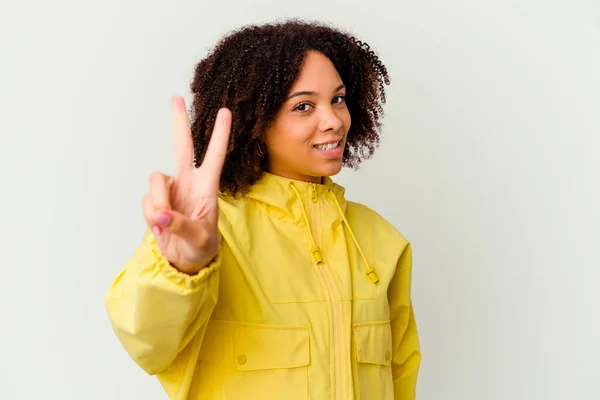 Jovem Negra Americana Mista Mulher Isolada Mostrando Número Dois Com — Fotografia de Stock