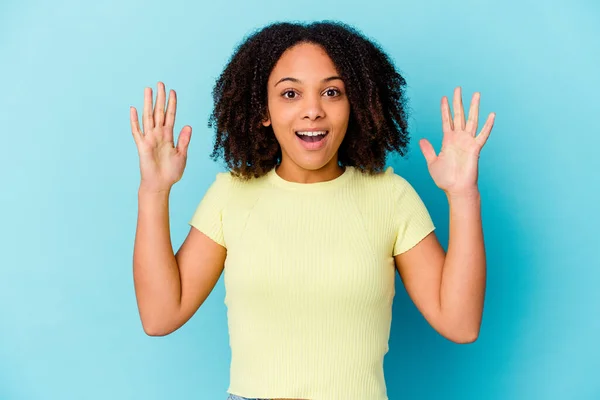 Joven Afroamericana Mestiza Aislada Celebrando Una Victoria Éxito Sorprende Sorprende — Foto de Stock