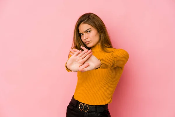 Ung Smal Kaukasiska Tonåring Flicka Står Med Utsträckt Hand Visar — Stockfoto