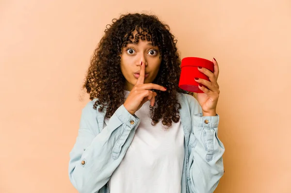 Joven Afroamericana Afro Mujer Sosteniendo Regalo San Valentín Manteniendo Secreto —  Fotos de Stock