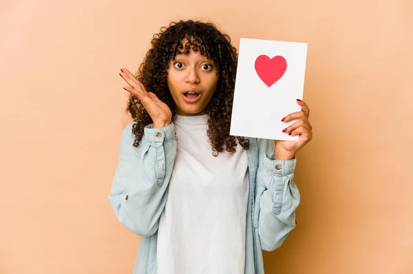 Jeune Afro Américaine Africaine Tenant Une Carte Saint Valentin Surprise — Photo