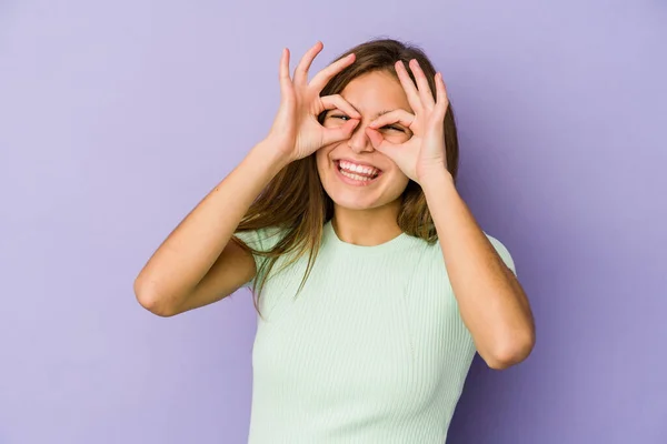 Jong Mager Kaukasisch Meisje Tiener Paarse Achtergrond Tonen Oke Teken — Stockfoto