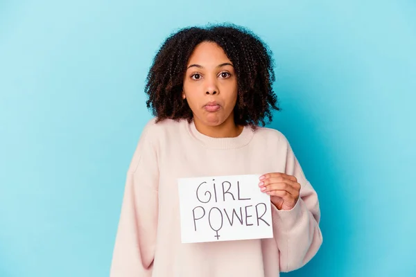 Junge Afrikanisch Amerikanische Mischlingshündin Mit Girl Power Konzept Zuckt Mit — Stockfoto