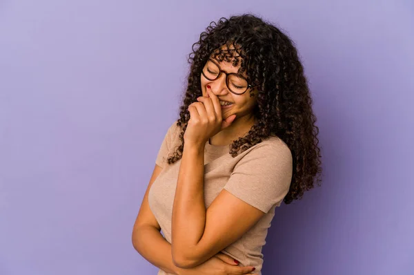 Junge Afrikanisch Amerikanische Afro Frau Isoliert Lachen Glücklich Unbeschwert Natürliche — Stockfoto