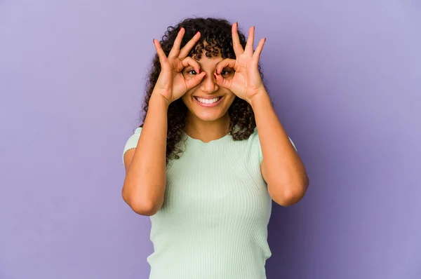 Jovem Africana Americana Afro Mulher Isolada Mostrando Sinal Sobre Olhos — Fotografia de Stock