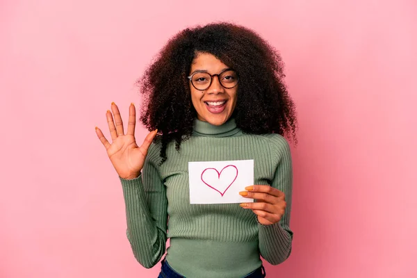 Jeune Femme Frisée Afro Américaine Tenant Symbole Coeur Sur Une — Photo