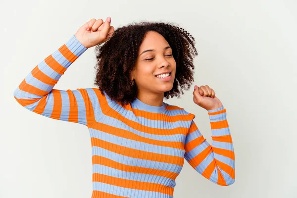 Joven Afroamericana Mestiza Aislada Celebrando Día Especial Salta Levanta Las — Foto de Stock