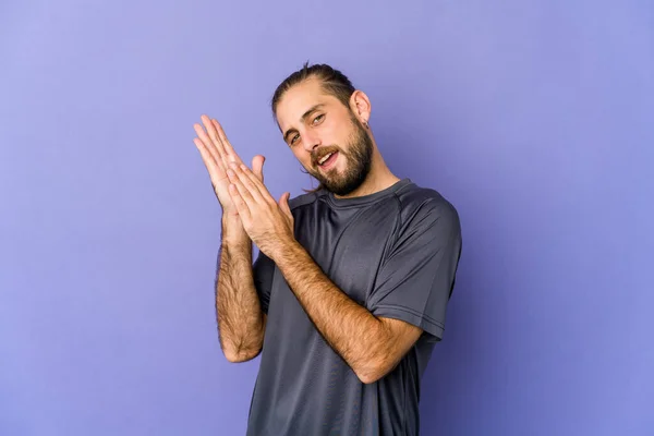 Hombre Joven Con Pelo Largo Mirada Confusa Dudosa Hombros Encogiéndose — Foto de Stock