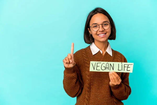 Mladá Hispánská Smíšená Rasa Žena Drží Veganský Životní Plakát Ukazující — Stock fotografie