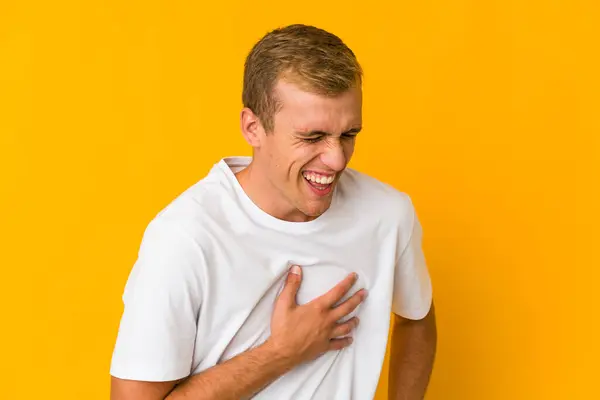 Ung Kaukasiska Stilig Man Skrattar Hålla Händerna Hjärtat Begreppet Lycka — Stockfoto