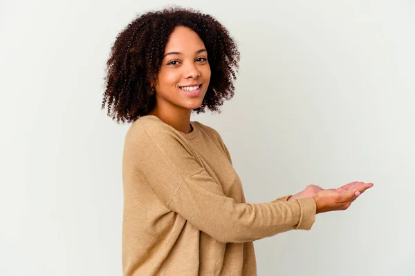 Joven Afroamericana Mestiza Aislada Sosteniendo Espacio Copia Una Palma — Foto de Stock