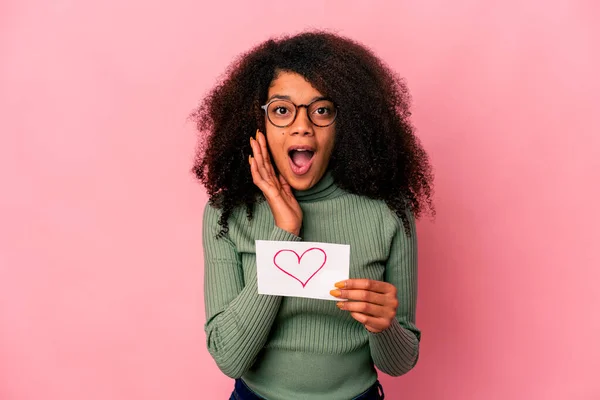 Jeune Femme Frisée Afro Américaine Tenant Symbole Coeur Sur Une — Photo