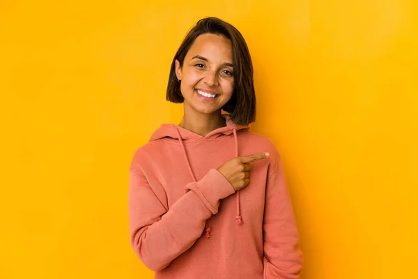 Mujer Hispana Joven Aislada Amarillo Sonriendo Señalando Lado Mostrando Algo —  Fotos de Stock