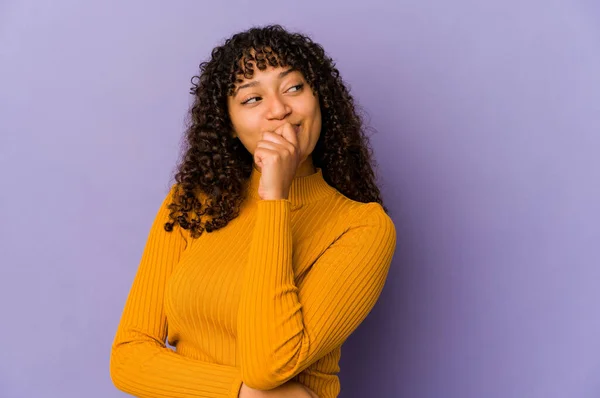 Jonge Afrikaanse Amerikaanse Afro Vrouw Geïsoleerd Ontspannen Denken Iets Zoek — Stockfoto