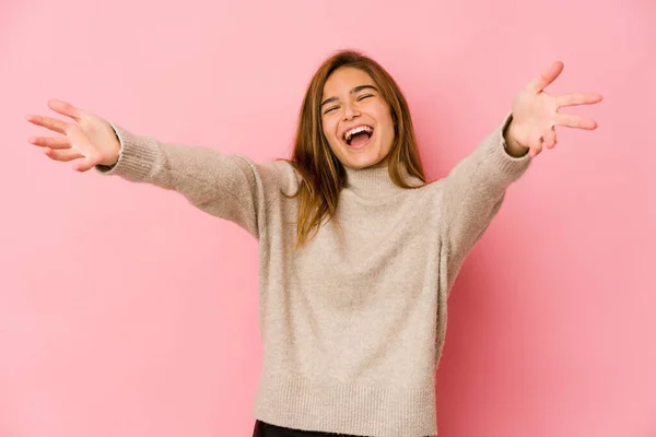 Joven Flaco Caucásico Adolescente Chica Siente Seguro Dar Abrazo Cámara — Foto de Stock