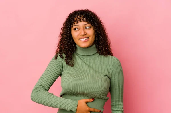 Joven Afroamericana Afro Mujer Aislada Toca Barriga Sonríe Suavemente Comer — Foto de Stock