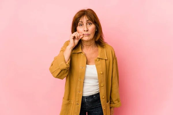 Mujer Caucásica Mayor Aislada Con Los Dedos Los Labios Manteniendo —  Fotos de Stock