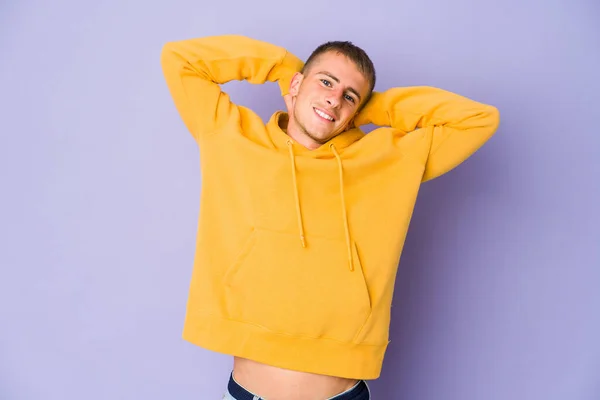 Jovem Caucasiano Bonito Homem Esticando Braços Posição Relaxada — Fotografia de Stock