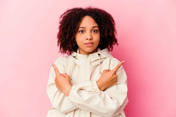 Joven Afroamericana Mixta Raza Mujer Aislado Puntos Lado Está Tratando —  Fotos de Stock