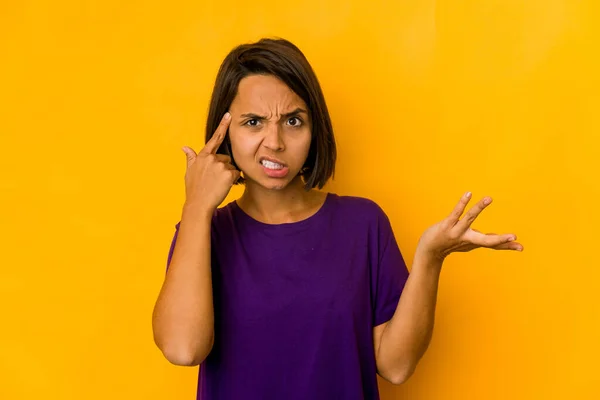 Mujer Hispana Joven Aislada Amarillo Mostrando Gesto Decepción Con Dedo —  Fotos de Stock