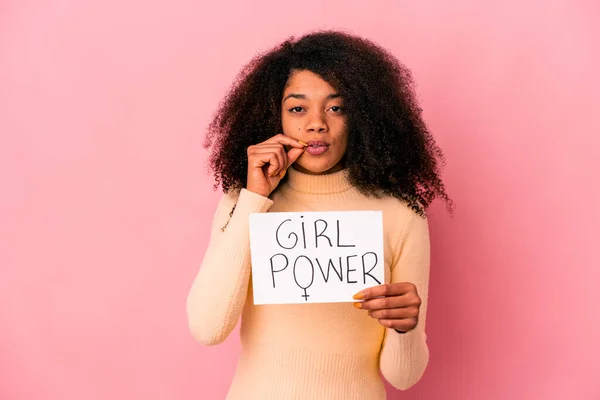 Mladá Africká Americká Kudrnatá Žena Držící Dívku Silové Poselství Plakátu — Stock fotografie