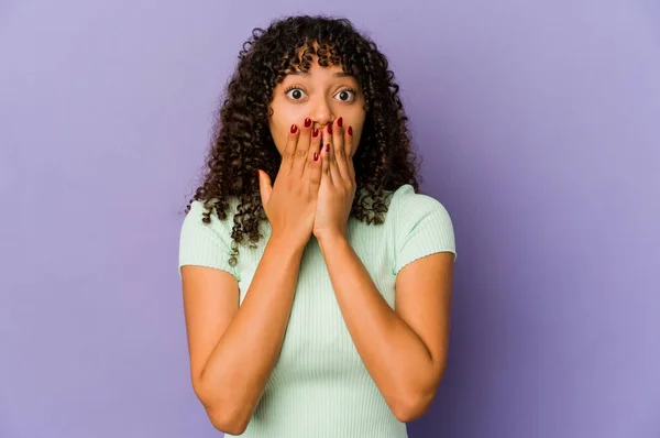 Jonge Afrikaans Amerikaanse Afro Vrouw Geïsoleerd Geschokt Bedekken Mond Met — Stockfoto