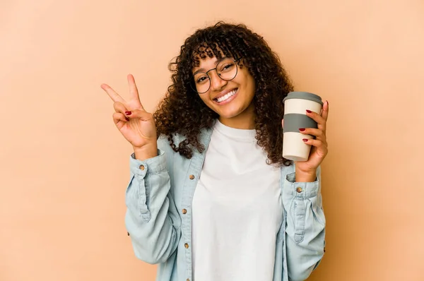 Giovane Afroamericana Afro Donna Possesso Caffè Asporto Mostrando Numero Due — Foto Stock