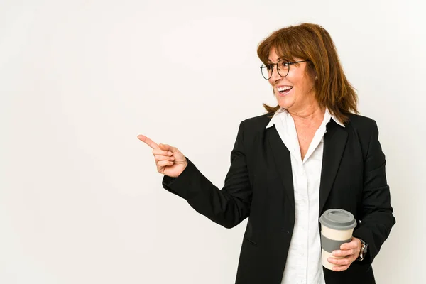 Middle Aged Business Woman Holding Takeaway Coffee Isolated Smiling Pointing — ストック写真