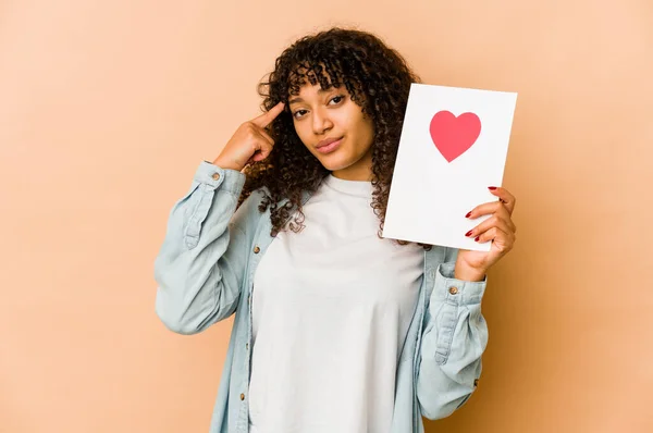 Jeune Afro Américaine Africaine Tenant Une Carte Saint Valentin Pointant — Photo
