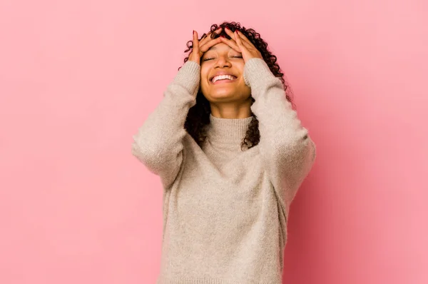 Jonge Afrikaans Amerikaanse Afro Vrouw Geïsoleerd Lacht Vreugdevol Handen Het — Stockfoto