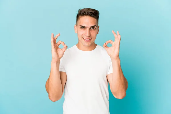 Jovem Caucasiano Bonito Homem Isolado Alegre Confiante Mostrando Gesto — Fotografia de Stock