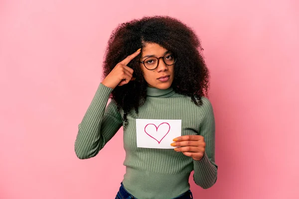Jeune Femme Frisée Afro Américaine Tenant Symbole Coeur Sur Une — Photo