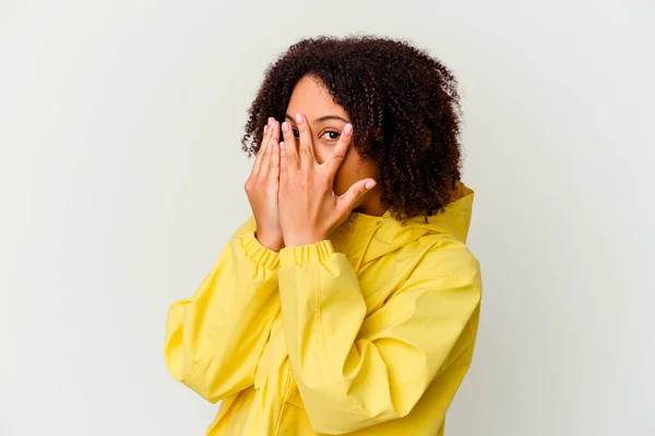 Jovem Negra Americana Mista Mulher Isolada Piscar Através Dedos Assustados — Fotografia de Stock