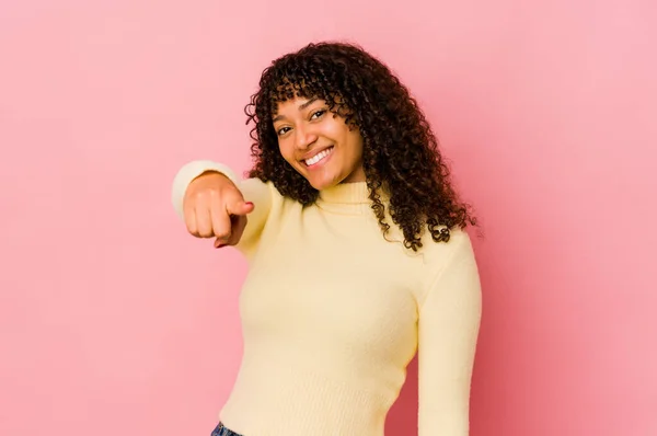 Jovem Afro Americana Africana Isolado Sorrisos Alegres Apontando Para Frente — Fotografia de Stock