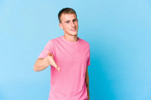 Jeune Homme Beau Caucasien Étirant Main Caméra Dans Geste Salutation — Photo