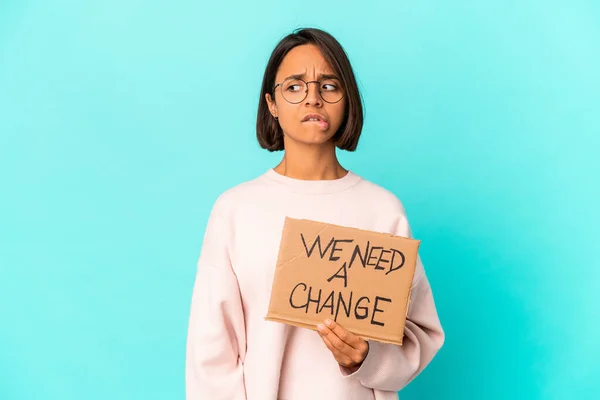 Νεαρή Ισπανόφωνη Γυναίκα Ανάμικτη Φυλή Κρατώντας Ένα Εμπνευσμένο Μήνυμα Αλλαγής — Φωτογραφία Αρχείου