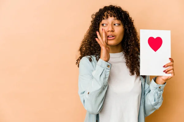 Junge Afrikanisch Amerikanische Afro Frau Die Eine Valentinstagskarte Hält Sagt — Stockfoto