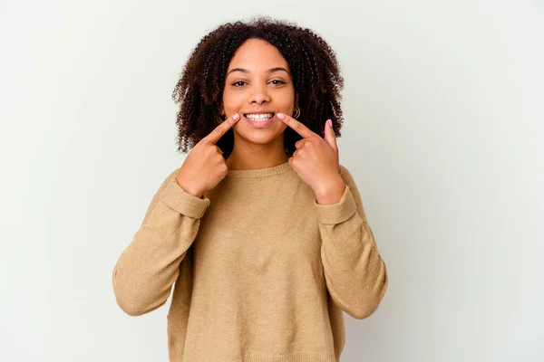 Genç Afro Amerikan Melez Kadın Tebessümlerini Izole Edip Parmaklarını Ağıza — Stok fotoğraf
